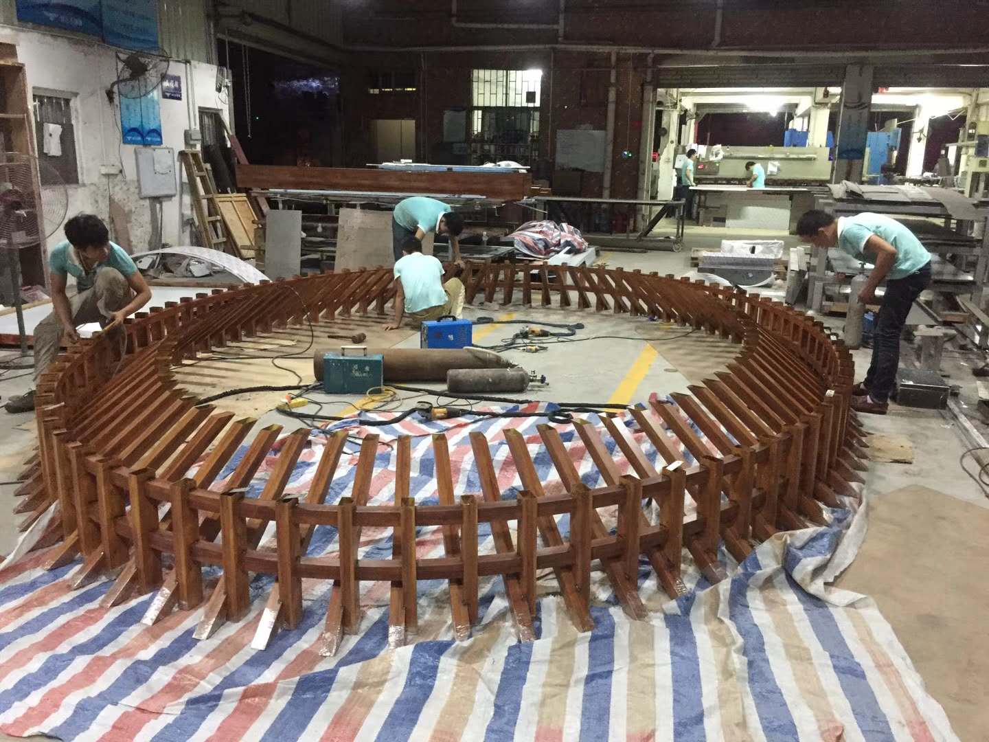 美國(guó)開(kāi)心點(diǎn)餐廳：木紋不銹鋼天花裝飾